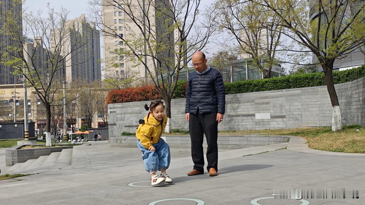 这是男女有别吗？我来西安带娃，基本是没人找我，我是踏踏实实买菜做饭接送娃，姥爷来