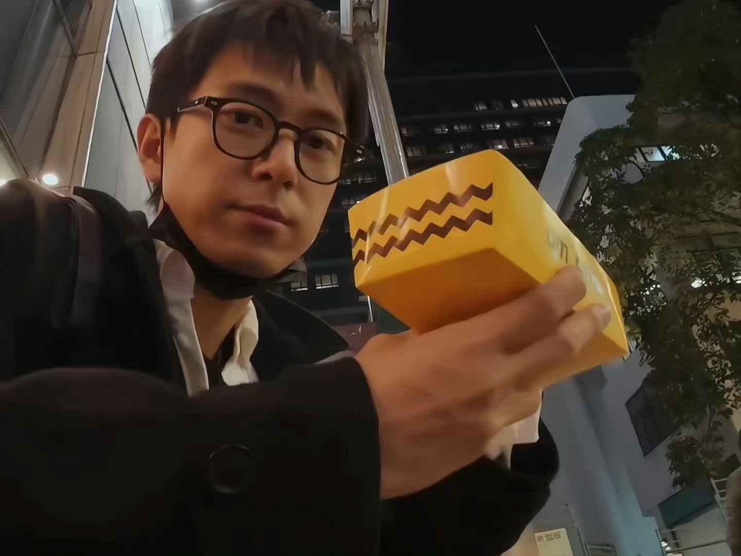 李现香港扫街一日游很有感觉 cool 