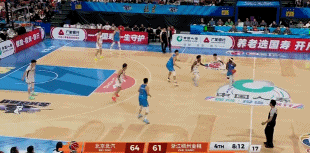 离谱到家了！张才仁底角大空位三分机会直接喂饼，结果抬手投篮竟把球硬生生扔到篮板上