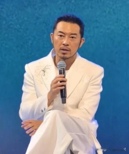沙溢为了两个胖儿子减肥，饿了自己一整年，减了36斤，瘦得跟白展堂似的。
然后呢？