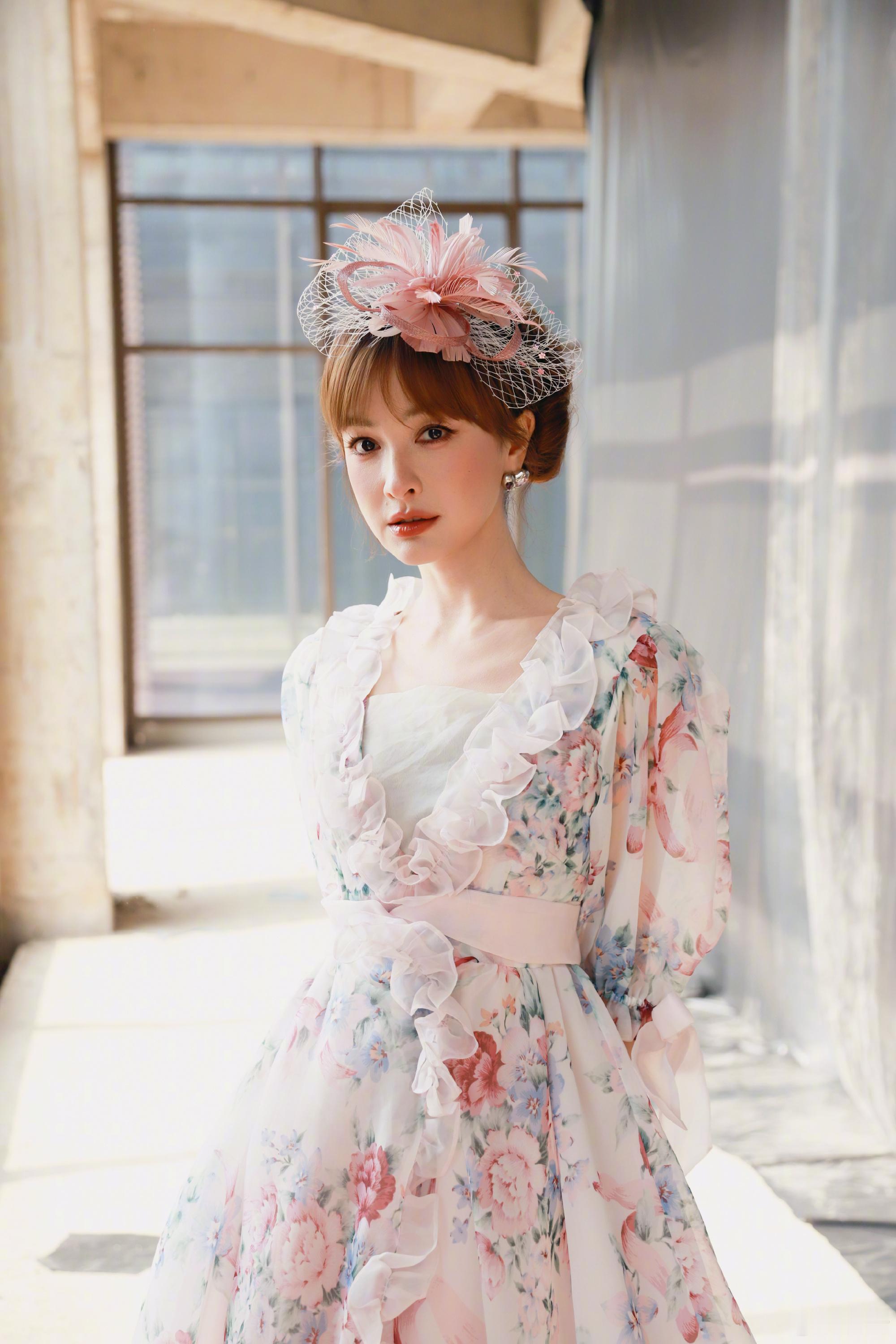 建议送吴昕去拍挂历谁还没被吴昕在大侦探里的新造型美晕！温柔又贵气，氛围感直接拉满