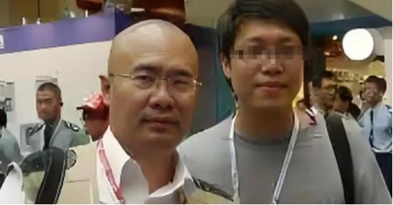 披着国际头衔的外衣，却不断贬损自己的祖国，甚至拿民族苦难制造话题、吸引流量，后来