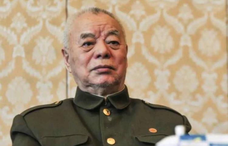 李银桥可是个传奇人物。他曾是毛主席的警卫员，武功相当厉害。
李银桥练过太极拳，这