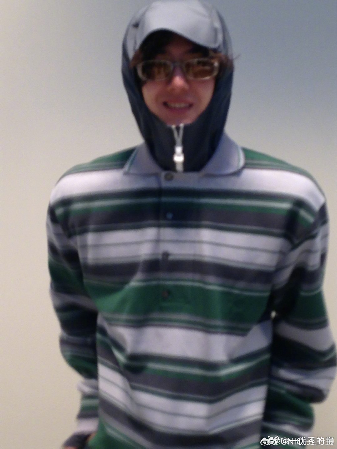 博博发的自己两张照片，一张酷，一张可爱！是甜酷的人哦！ 