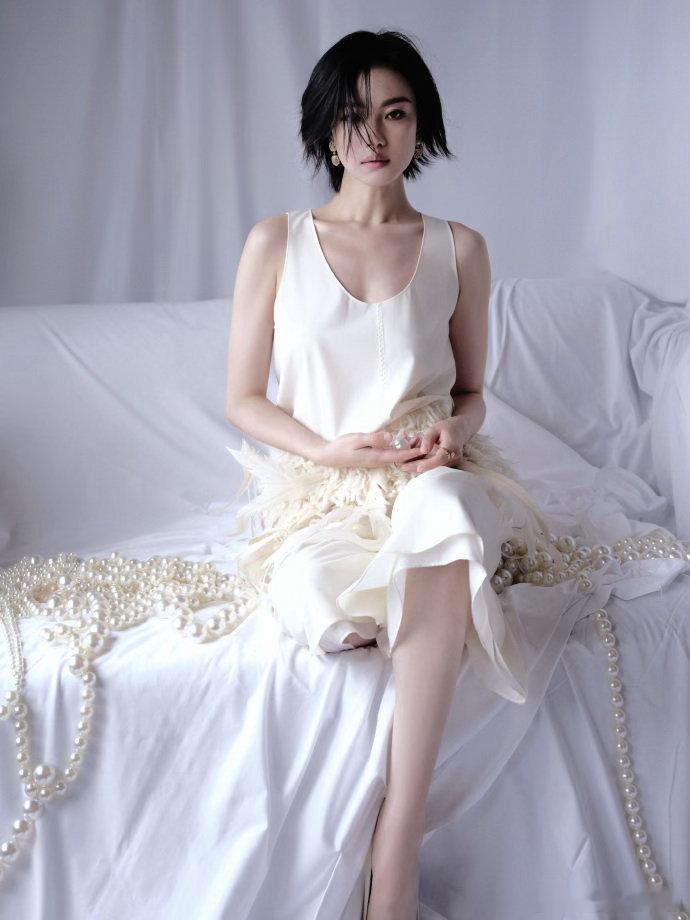 索菲亚全球品牌代言人倪妮 倪妮今天状态也太好了！纯白套装穿得又A又松弛，手臂线条