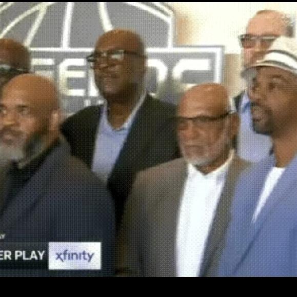 姚明人缘是真的好！上一场他回休斯敦，以前的队友麦迪、阿尔斯通、兰德里、弗老大全来