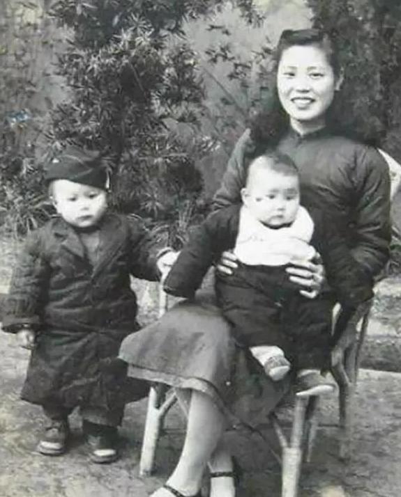 1919年，章士钊纳青楼女子奚翠贞为二夫人，俩人同居5年后，原配妻子愤怒地找他索