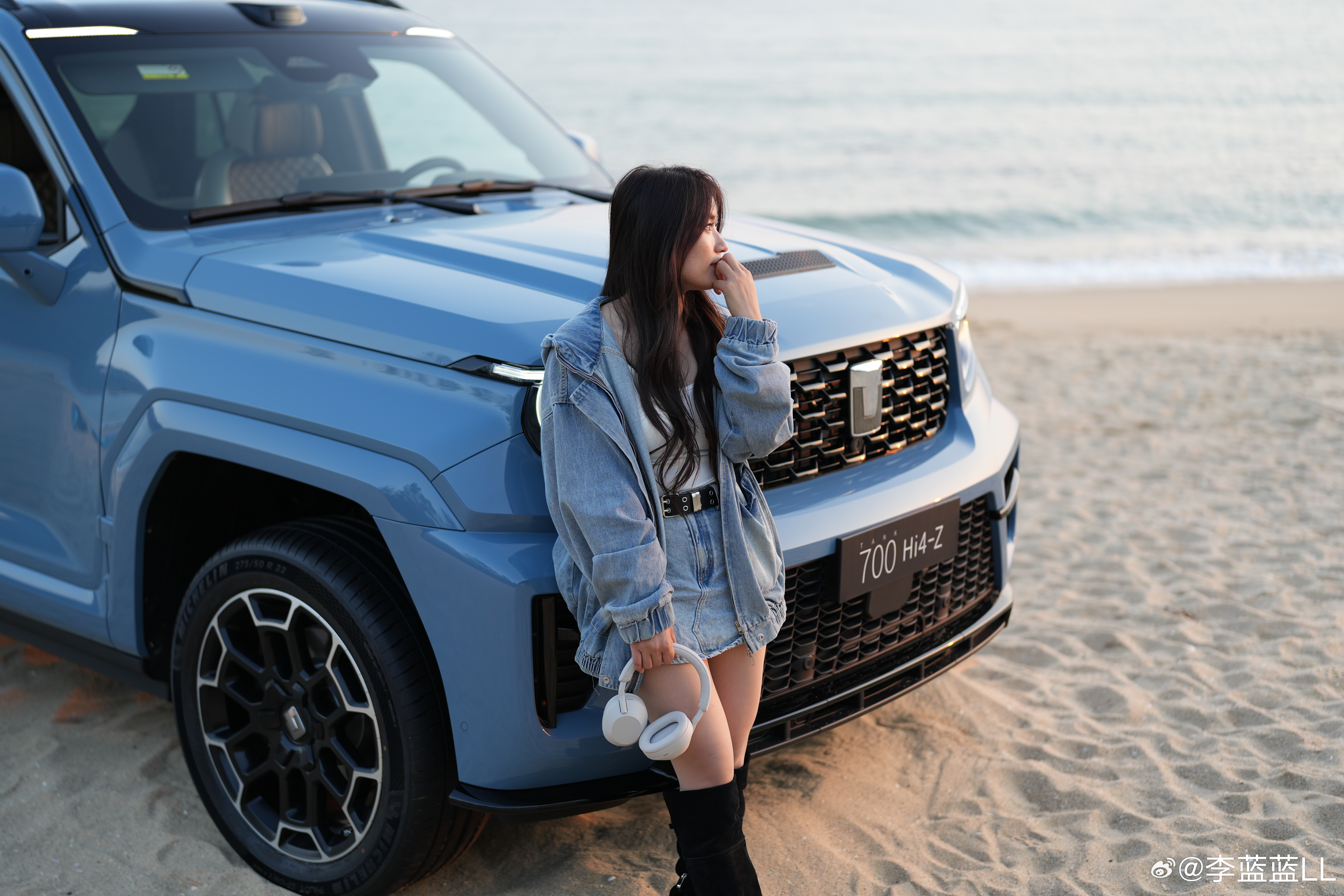 这张照片被骂惨了，都在说我矮…你们知道这车多高吗？而且还是停在一个小沙堆上面…