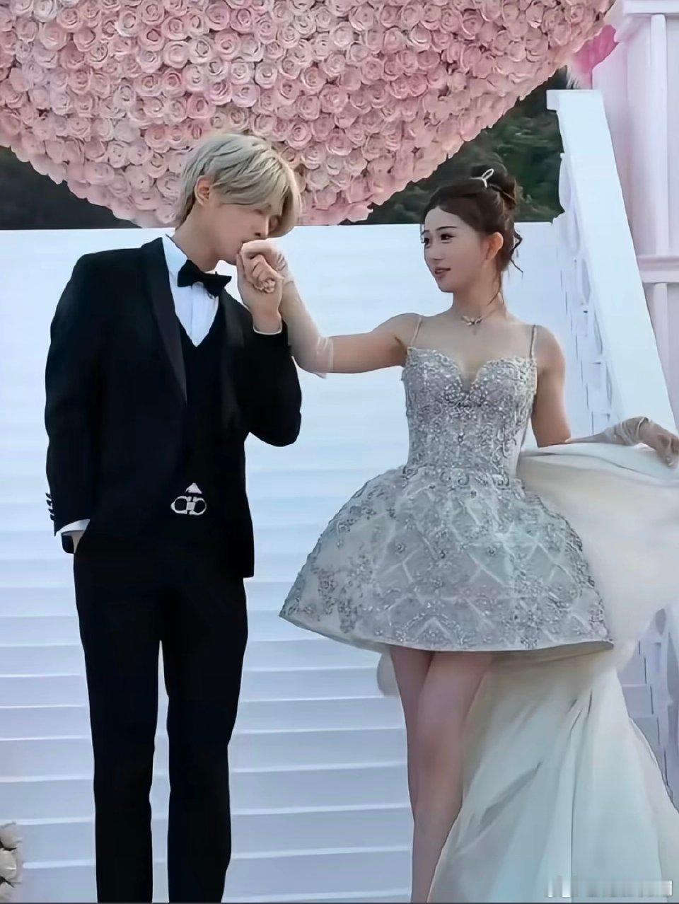 抖音网红鹿哈凌达乐领证！看第一眼真以为是鹿晗，看错了，差点吃了鹿晗大瓜。 