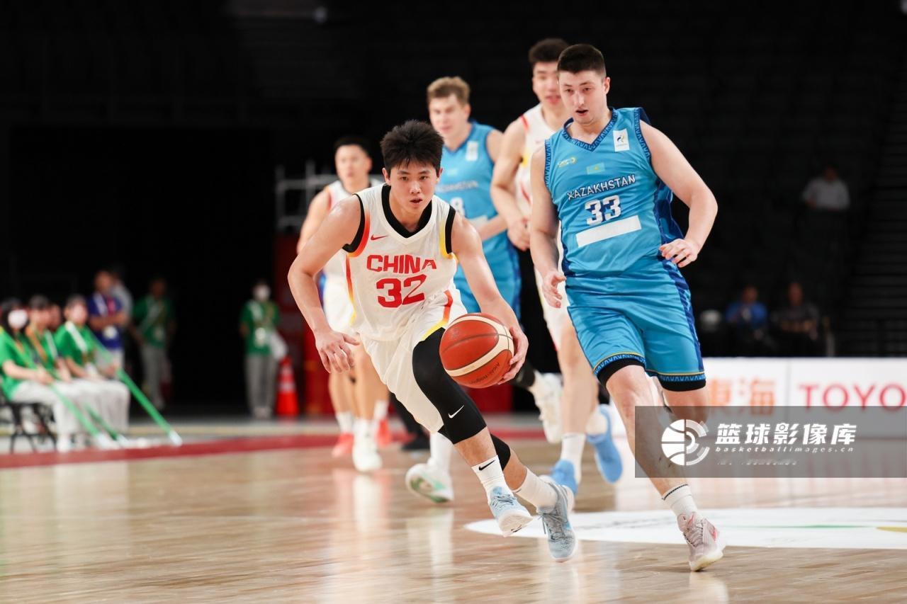 中国男篮新星李悦洲真是太全能了！在今天中国男篮以99：61大胜哈萨克斯坦的比赛中