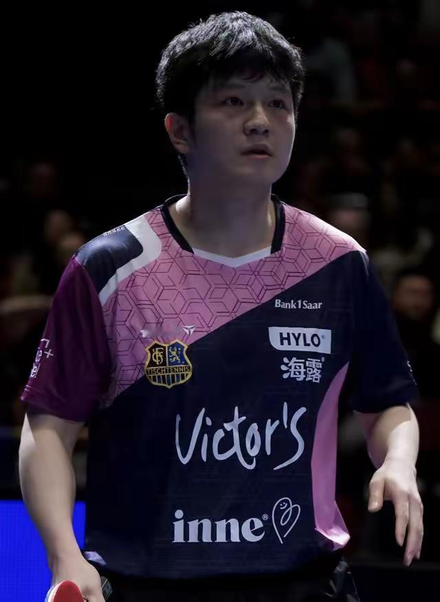 樊振东被师傅高度评价“前无古人”。
樊振东在欧洲乒乓球比赛，他这一场热度非常高，