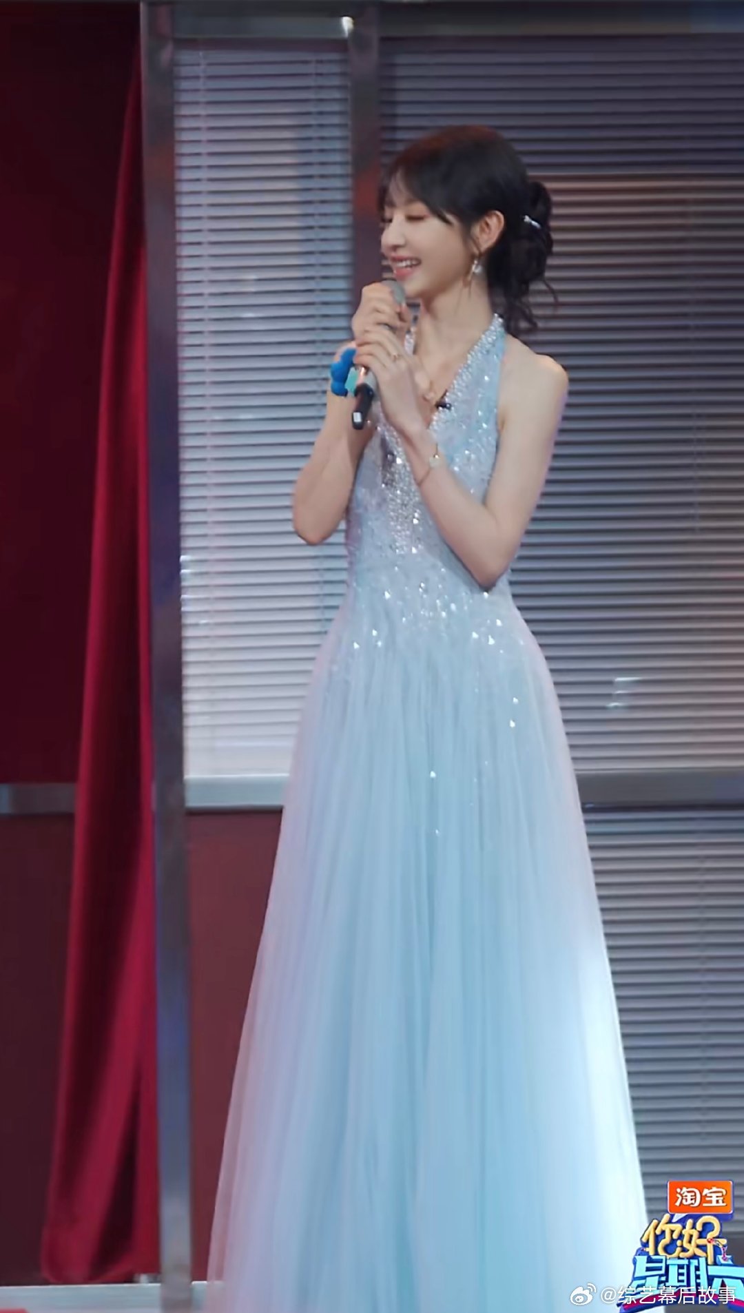 张凌赫田曦薇牵手合唱好甜 合唱画面温柔又治愈，牵手互动甜度拉满，高颜值同框太养眼