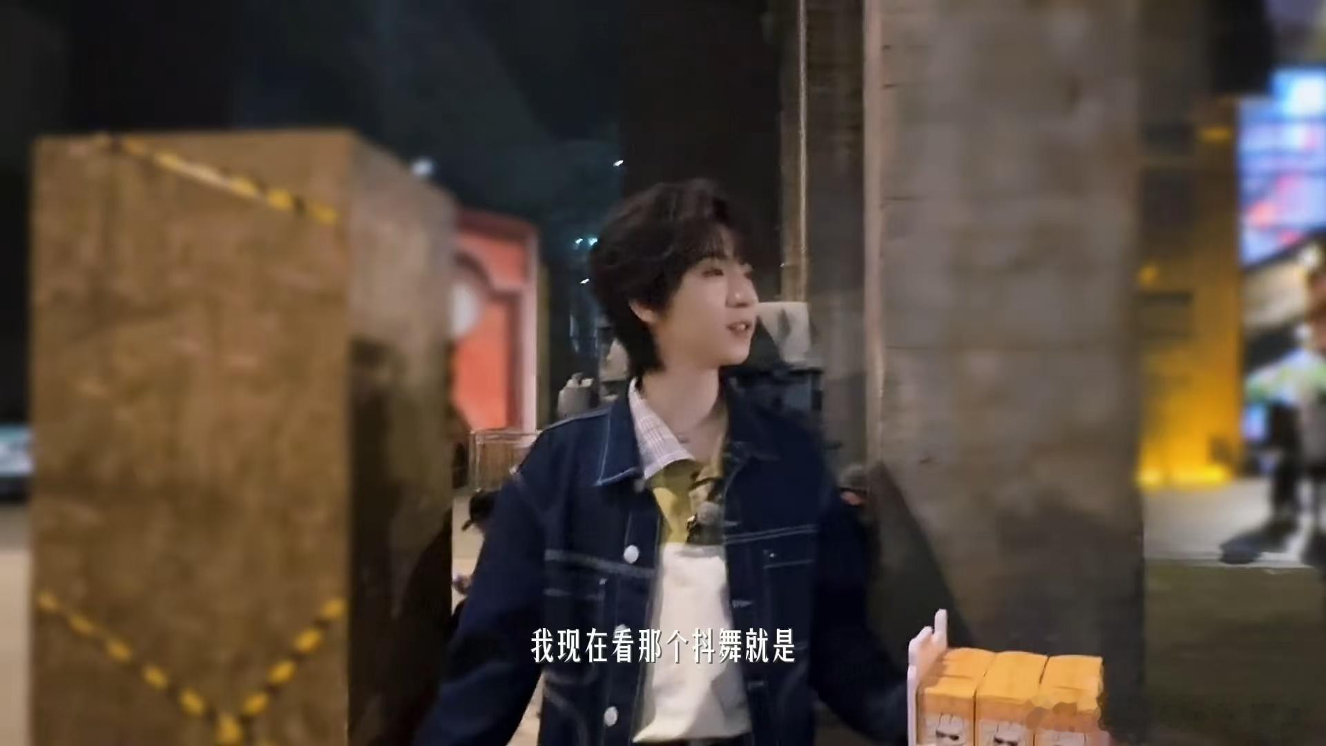 贺峻霖回应像桃花坞首富 贺峻霖说“我真的不是首富”，但桃花币多到花不完的样子真的