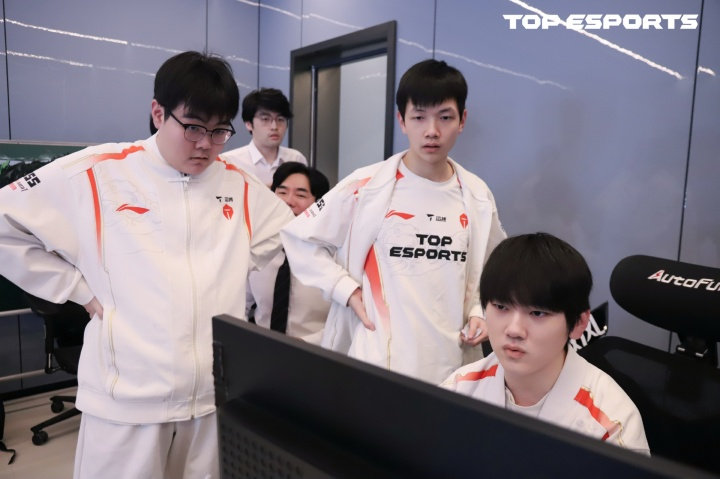 TES不敌T1 TES不敌T1，止步2025英雄联盟全球总决赛淘汰赛半决赛TES