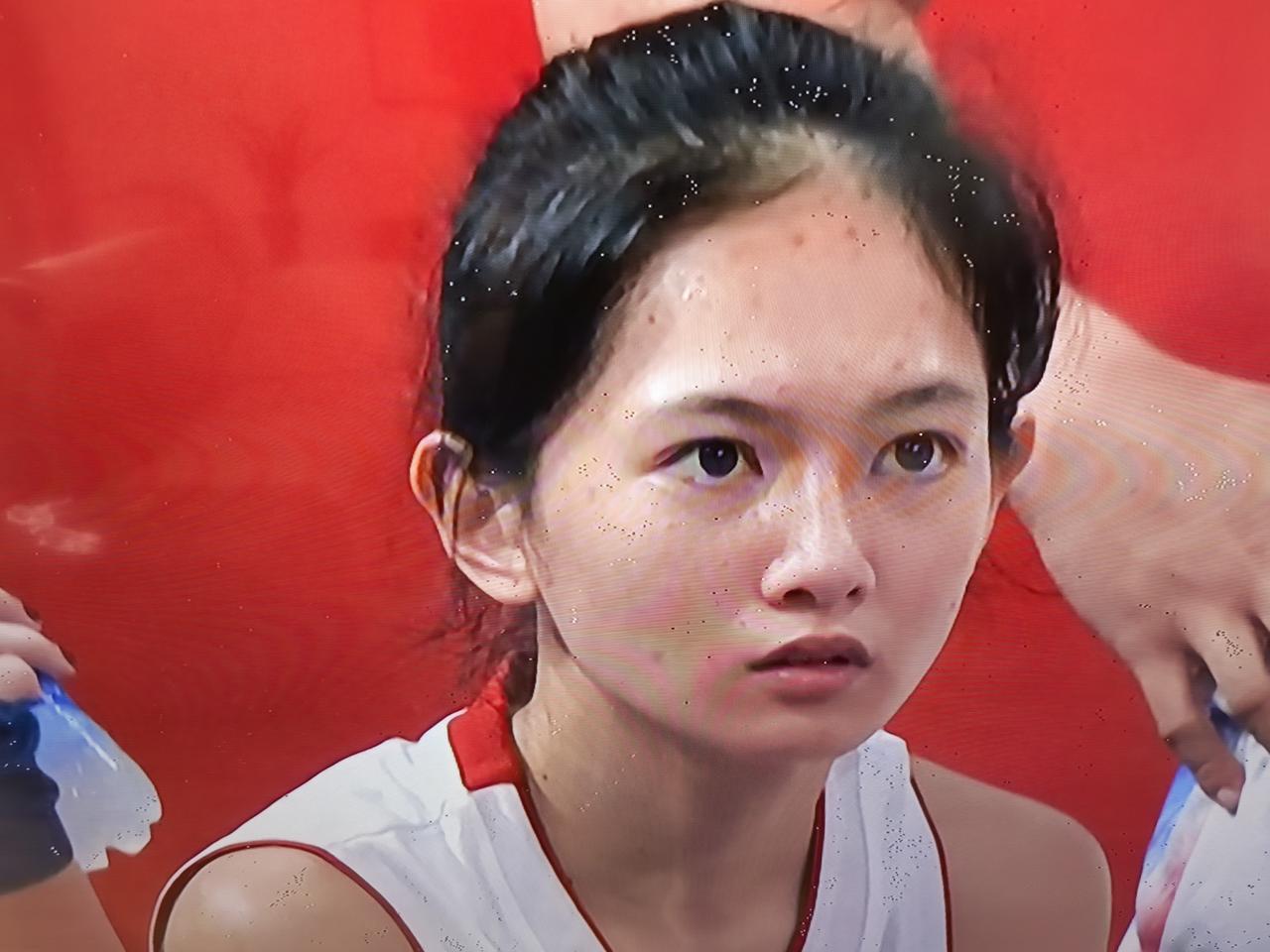 泰国女篮球打的不怎么样，但是几个队员还是挺漂亮，看着养眼。
一个是25号，身形、