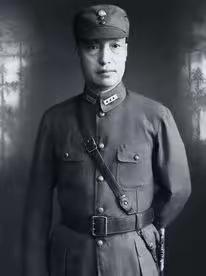 1950年，36军军长刘万春接到通知到北京参加会议，可是刚下车，就看到几名全副武