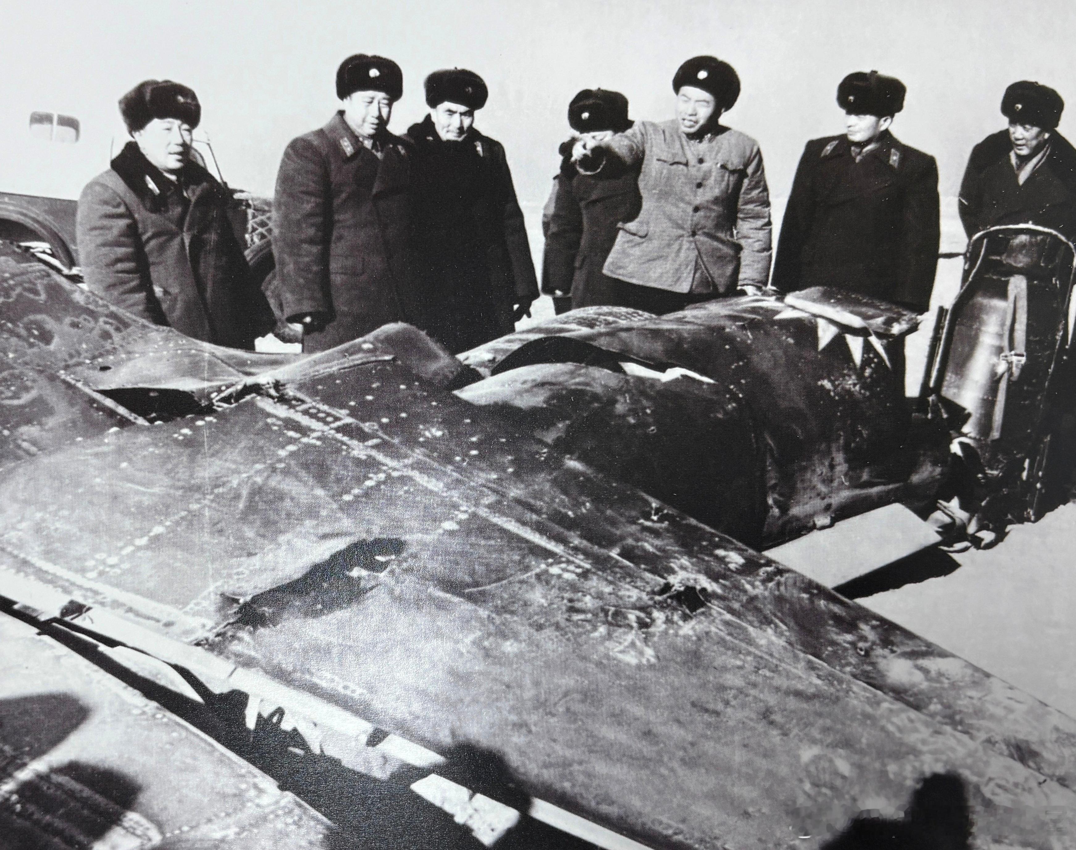 1965年1月10日空军副司令员成钧（左二）在包头听取地空导弹1营营长汪林（左五