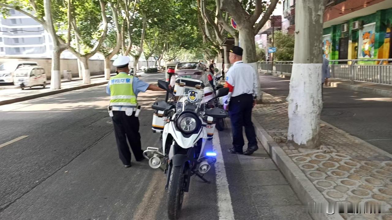 今天上午，郑州街头一辆私家车与一辆电动三轮车发生剐蹭事故，电动三轮车和私家车都不