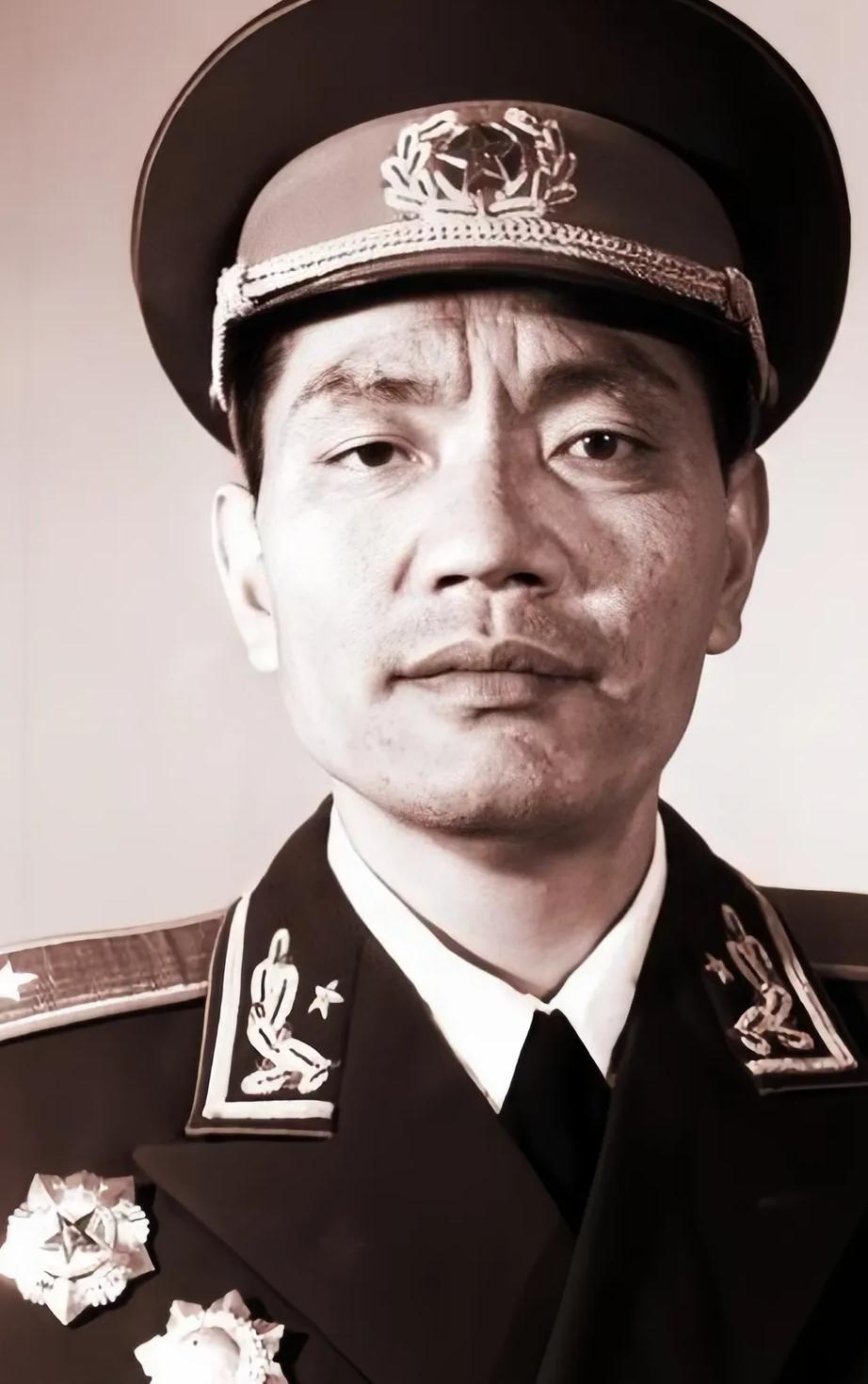 1959年尤太忠回光山老家，村口撞见亲哥尤太俊，衣衫破烂、端着破碗，正要出门讨饭
