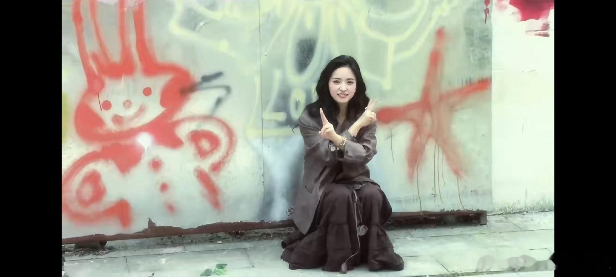 徐若晗拍的沈月 好朋友镜头里的你永远是最好看的，徐若晗拍的沈月又阳光又灵动，隔着