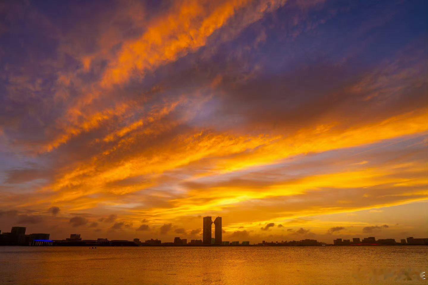 最近上海的晚霞真的太美了当夕阳的余晖洒在上海黄浦江上，波光粼粼的江面像是被铺上了