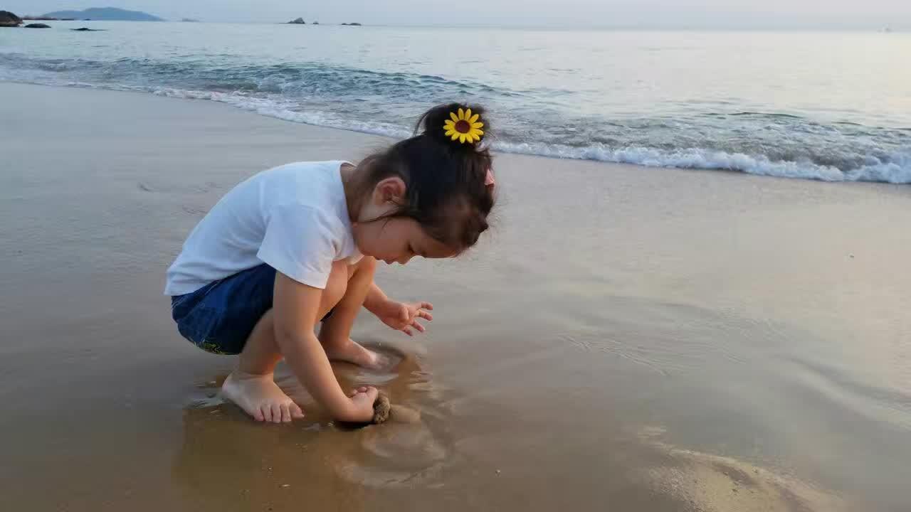 发一张相册里的大海海边捡贝壳的小姑娘。猜一猜拍摄在哪里。晒图笔记大赛