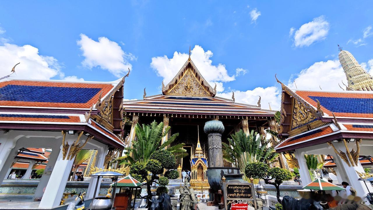 泰国第二天打卡曼谷玉佛寺。这是泰国最神圣的佛教寺庙，位于曼谷大皇宫的东北角。它是