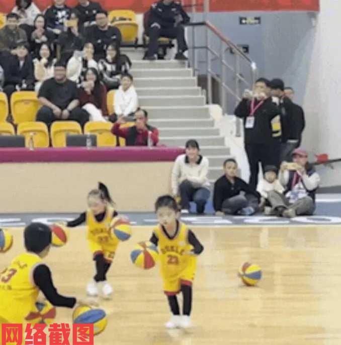 广东东莞有幼儿园在小朋友汇报演出时，发生了一幕令人难忘的表演。

这里是小朋友表