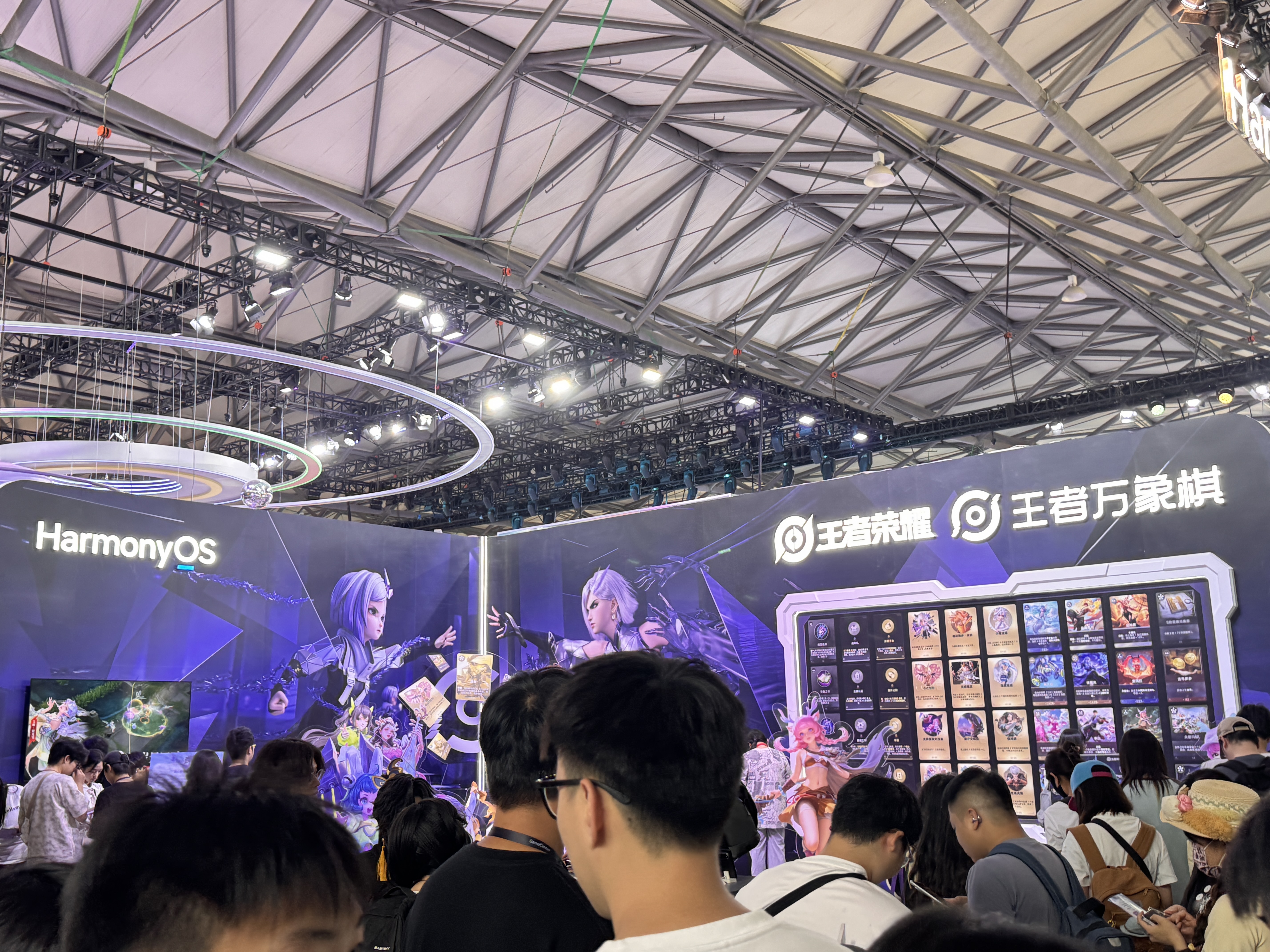 今天的CJ游戏展好多人！完全人从众，好看的coser完全看不过来啊CJ游戏展台开