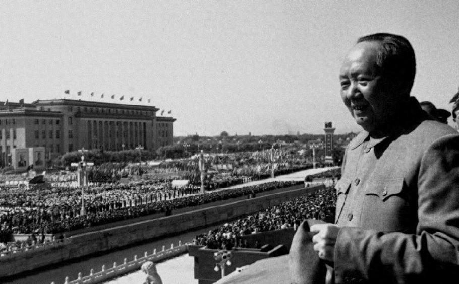 1976年春节毛主席听到外面传来鞭炮声，便让警卫员也去准备一些鞭炮一起热闹庆祝春