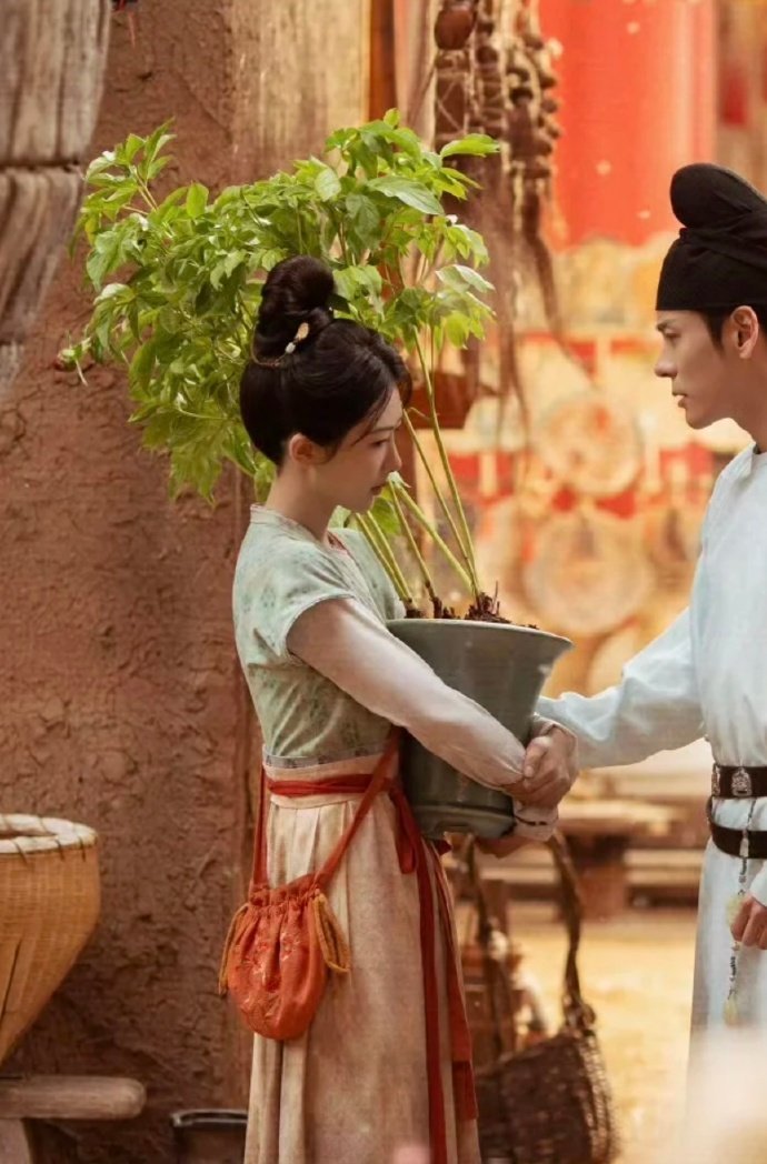 看这荷包袋！即使是创业初期 感觉何惟芳也比李祯有钱花 