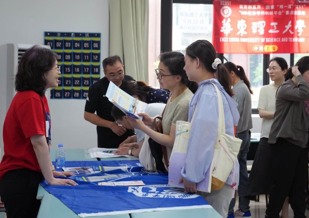 央视新闻：填报志愿，光看分数线和专业名称可不够，高校人才培养模式也要重点考量。高