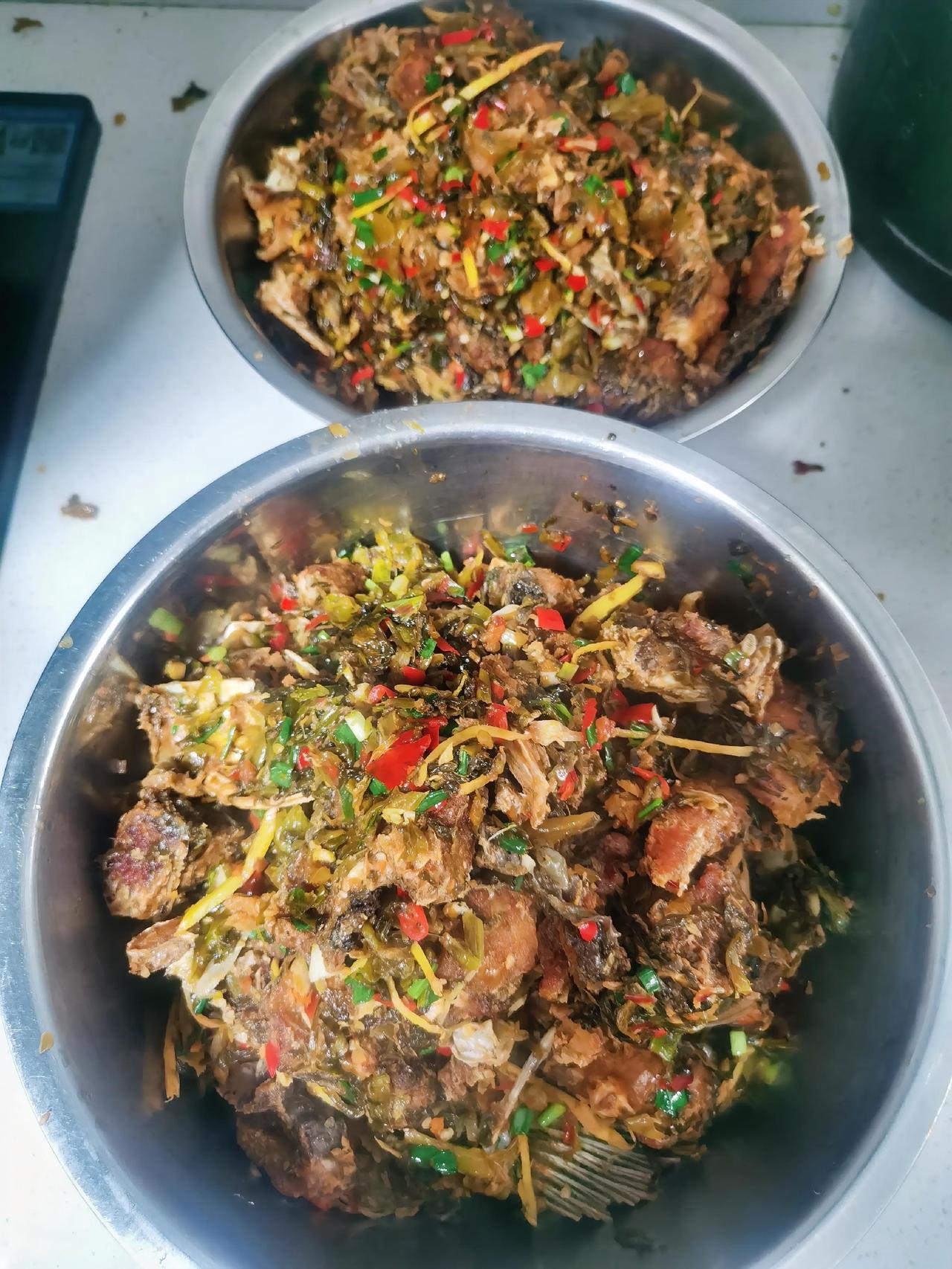 红烧鱼块
木耳炒猪肉
丝瓜汤。

生活好苦，苦到我都忘了，曾经我也是一个爱笑的人