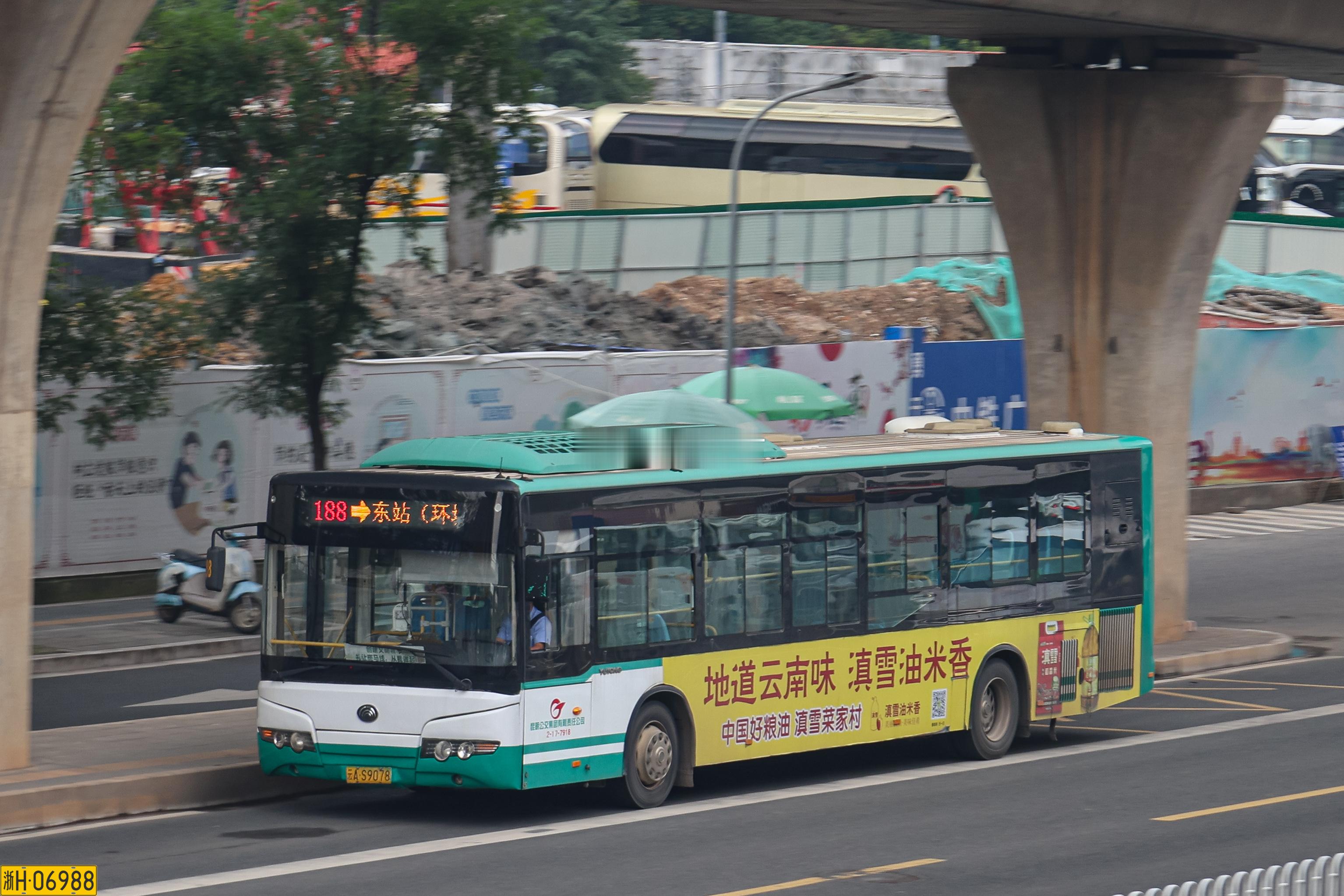 【彩云之南·昆明篇】老款的世界名车着实是风韵犹存，不知它们还能陪伴春城多久呢城市