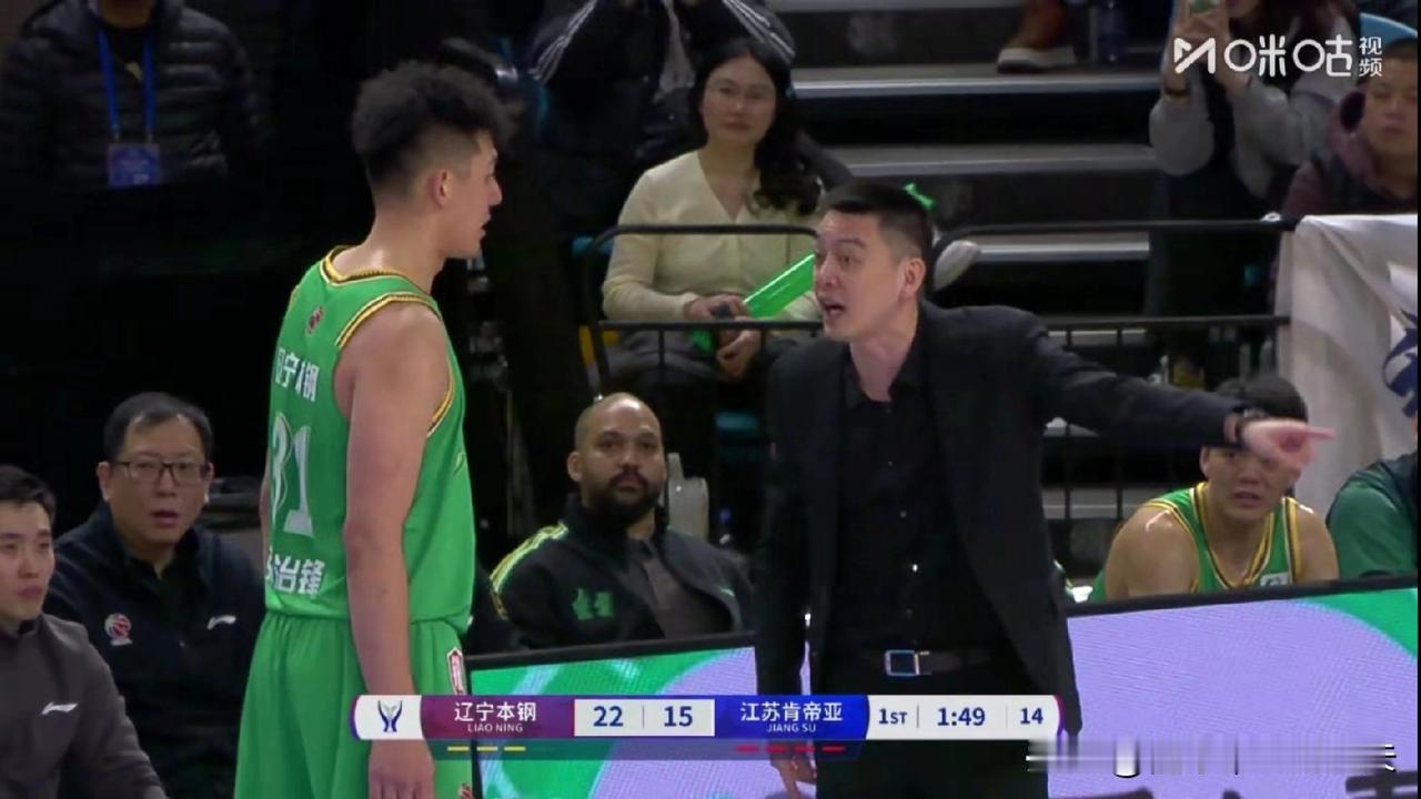 杨鸣驭人有数！不愧是cba儒帅！俱乐部杯，面对年轻中锋张陈治锋的问题，场边悉心教