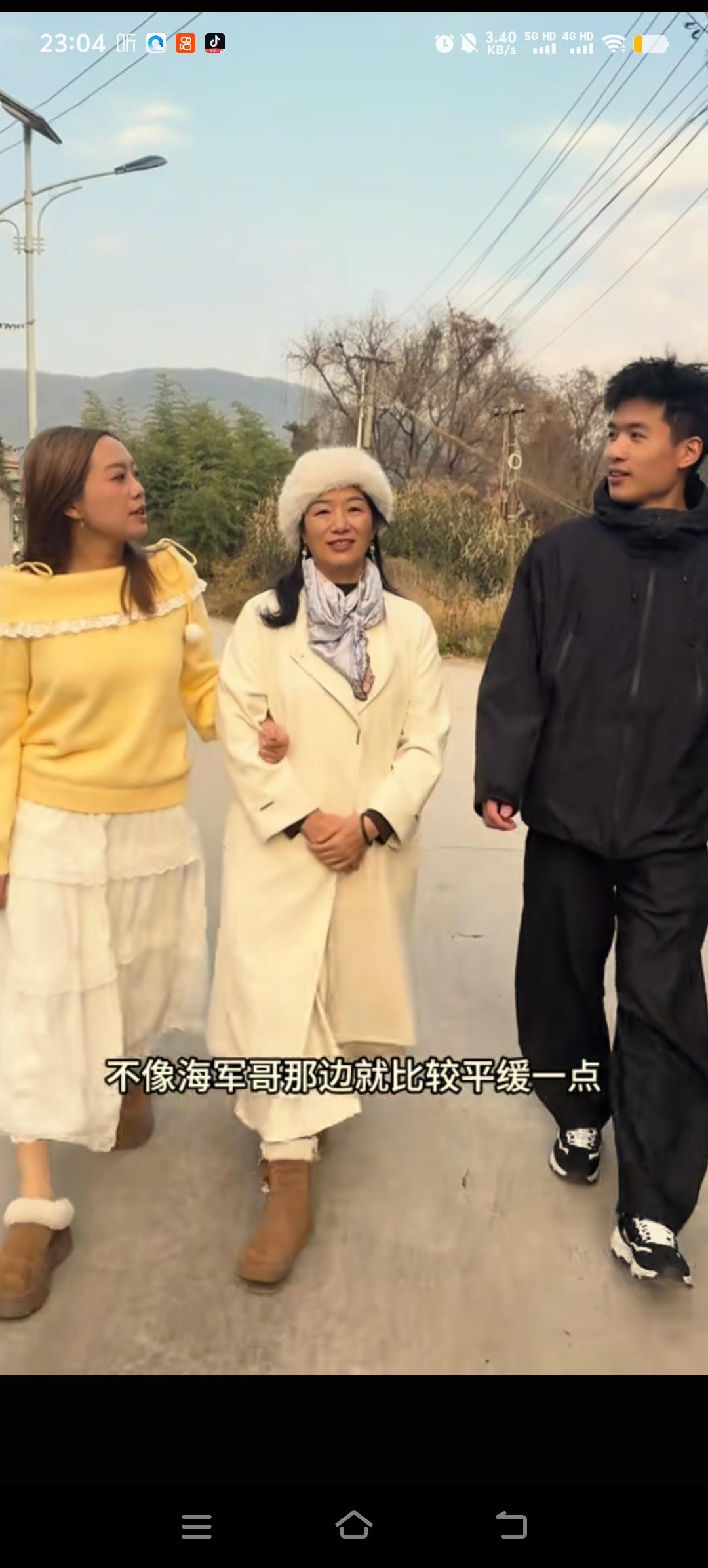 谢浩男的妈妈带着大妹和海军哥哥到云南游玩了几天，之后便准备开始带货。毕竟，此次前