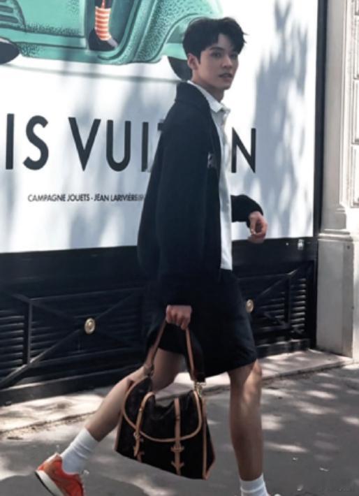 龚俊在巴黎被偶遇龚俊仙鹤腿龚俊仙鹤腿！腿又直又白，也就看了10几遍女生都羡慕的少