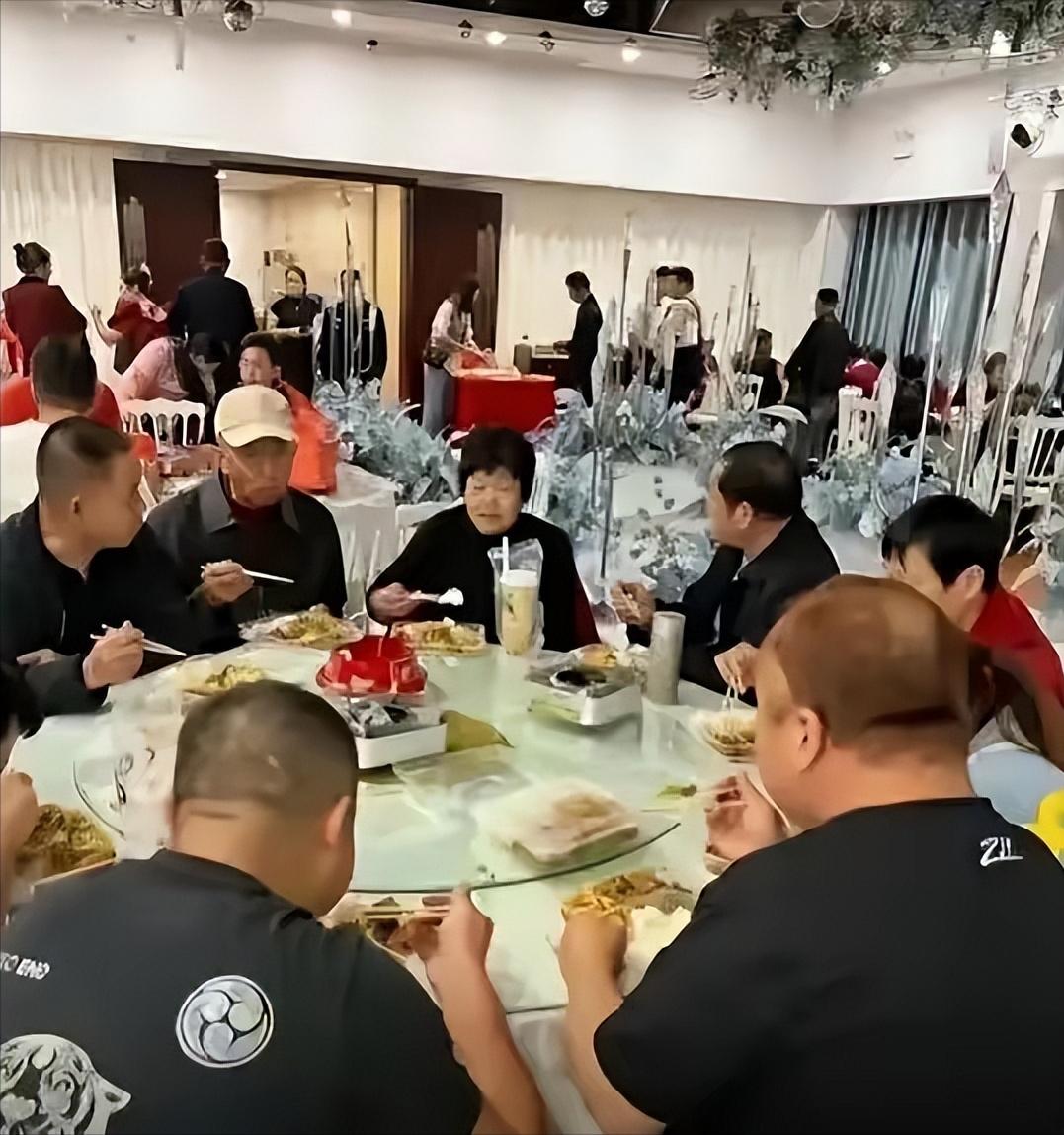 2023年，在湖北孝感闹出“天大的笑话”，一男子在酒店办婚礼，他们竟然用盒饭招待