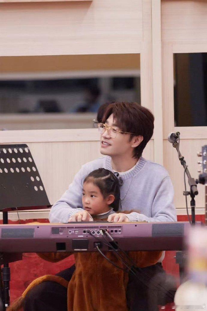 王铮亮音乐小课堂开课了快乐老友记王铮亮真的是行走的音乐宝藏，课堂上不管是演唱示范