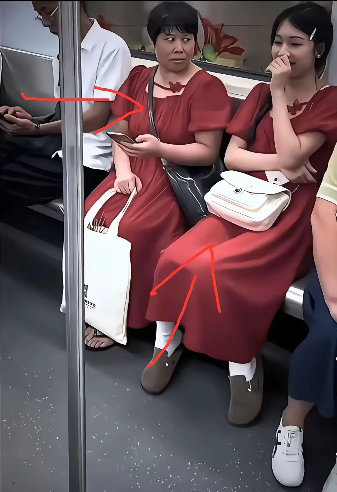 绝对搞笑又尴尬的场景，阿姨不高兴了，女孩不由自主笑了！
地铁上，一位阿姨与年轻女