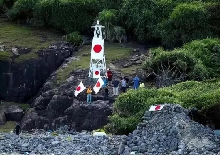 钓鱼岛上有座日本建的灯塔，很多人问：为啥不拆？直接炸了多解气。

说实话，这恰恰