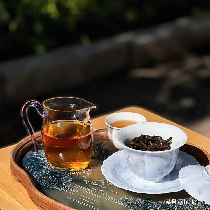 《慢中道·定风波》
沸水倾杯叶自旋，青瓷深处意千般。慢煮时光味始绵，凝睇，静待花