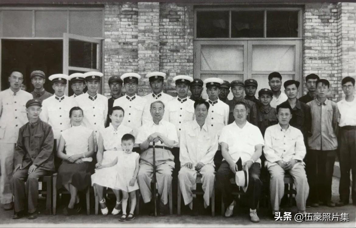 1960年6月19日，哈尔滨军事工程学院院长陈赓和夫人（前排中和左三）在山西省军