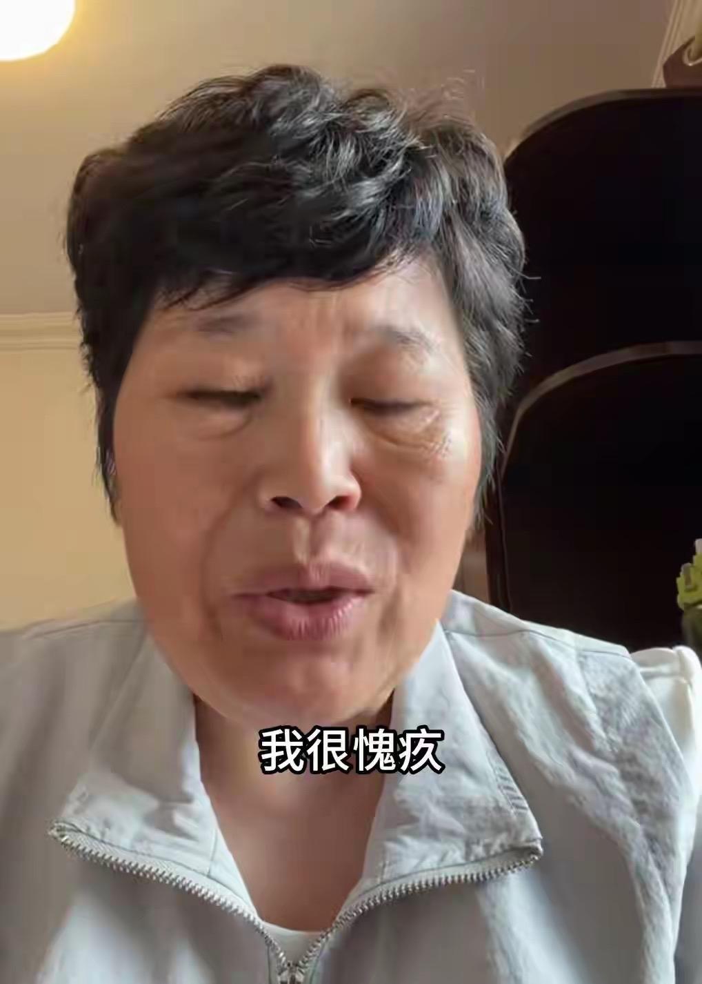 脱口秀演员房绍莉人设彻底翻车。
此前她凭借离异带娃、长期遭受家暴的苦情人设走红，