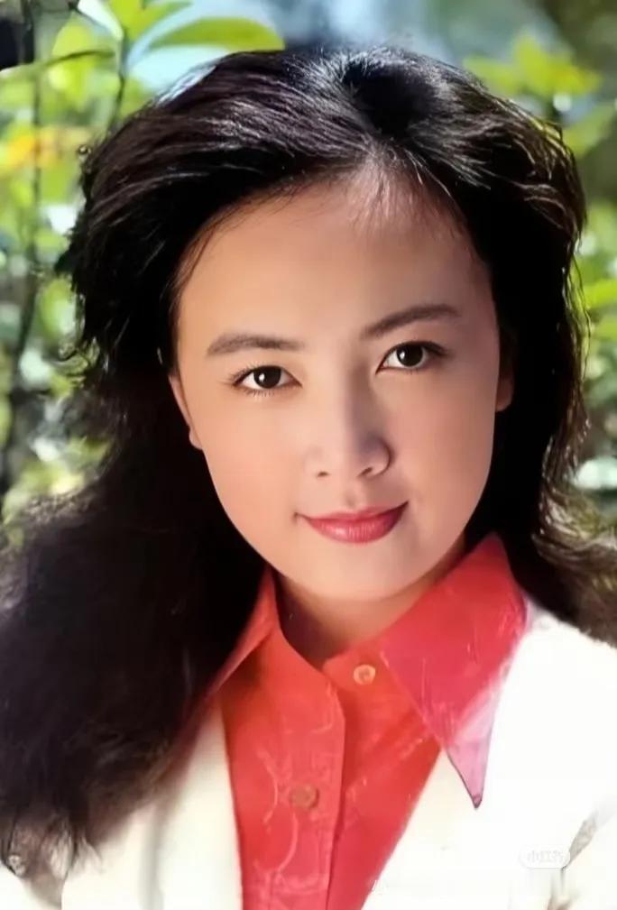[微风][微风]在80年代影坛美女影星赵静。赵静是不可忽视的存在。16岁进河南曲
