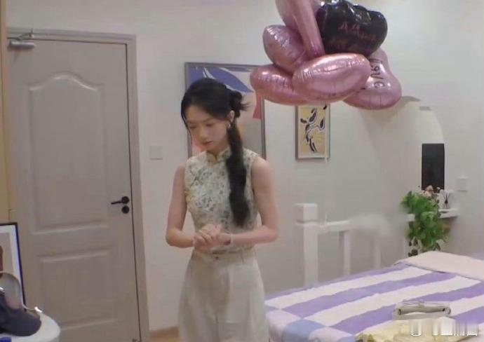 恋综突发惊悚一幕，氛围瞬间拉满。嘉宾们的意外反应，让观众的心也跟着七上八下，这一