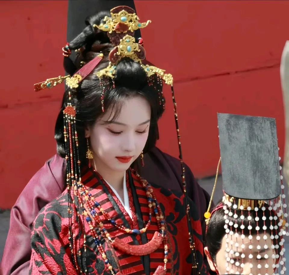 陈都灵《翘楚》这妆造好华丽！

她也算是片约不断了，之前并没有想到她能演《楚后》