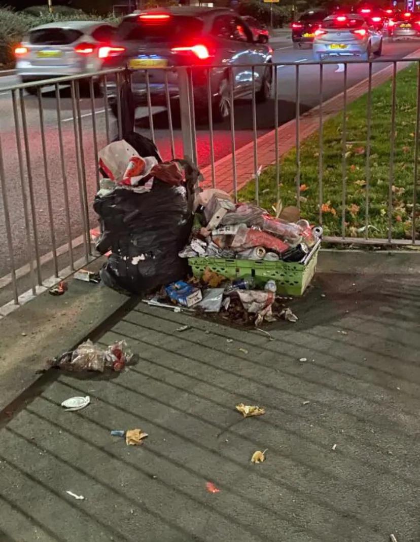 英国第二大城市市中心，有点像丧尸片。

全部的店铺都破产清算停业了，很多房子都是