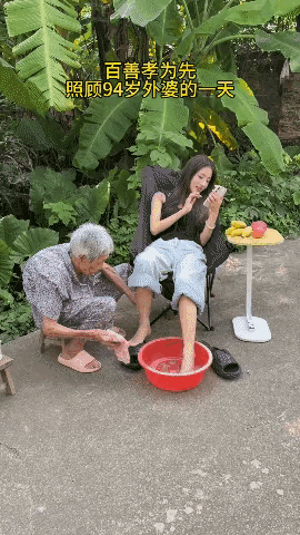 外婆带大的孩子吧[呲牙]