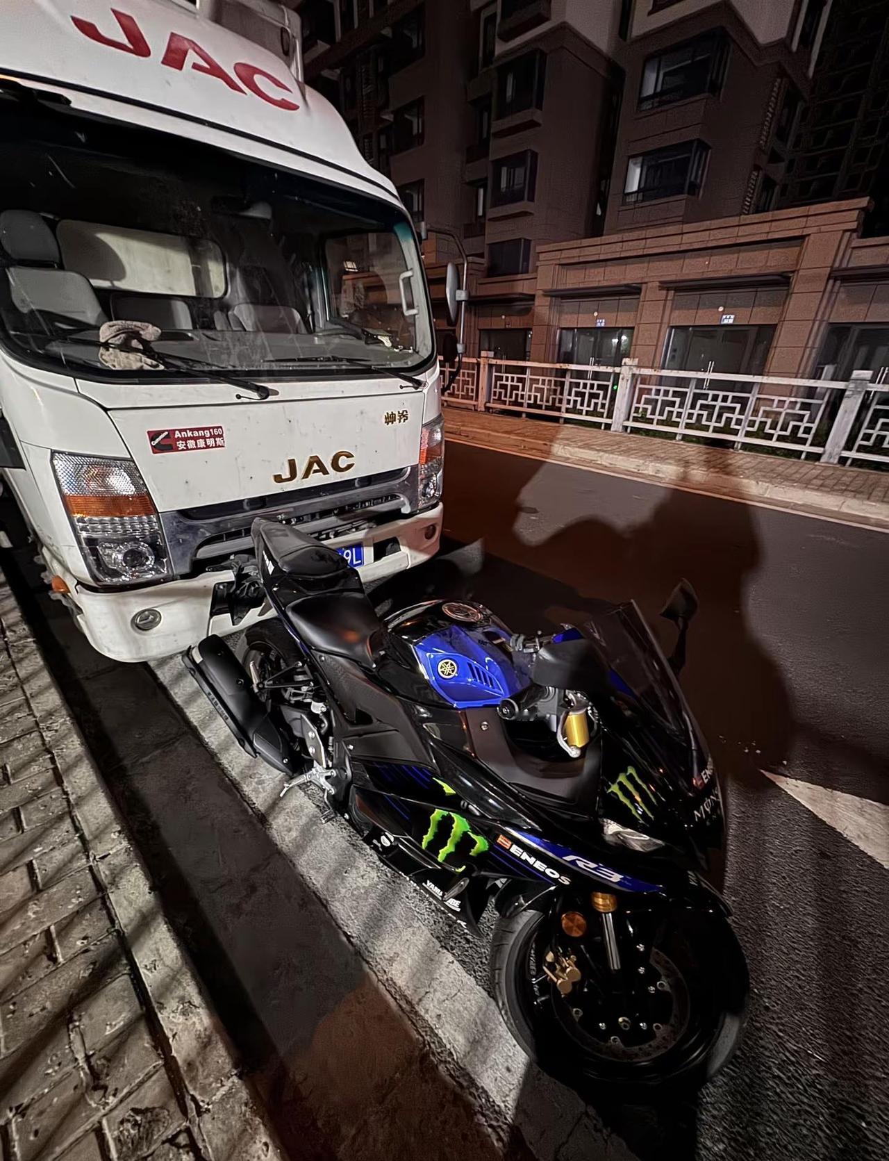 嗯？差点被插里面...机车  货车